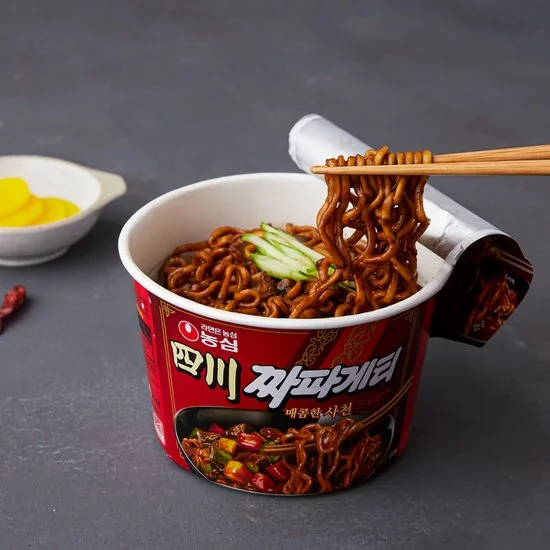 Ramen Nongshim Sichuan Jjapagetti Bowl 115g 04 Ramen Nongshim Sichuan Jjapagetti Bowl – Fideos Negros Coreanos Picantes Estilo Sichuan